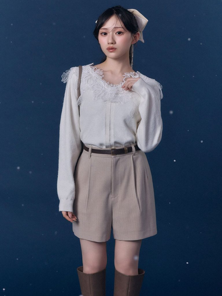 Knit ¥17,930　Pants ¥14,300　Hair accessories ¥8,580　Bag ¥13,970　Shoes ¥23,980