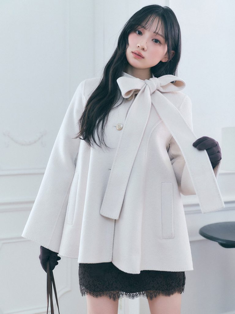 Coat ¥25,960　Knit ¥21,780　Pants ¥17,930　Hat ¥9,900　Gloves ¥4,950　Bag ¥13,970　Shoes ¥23,980