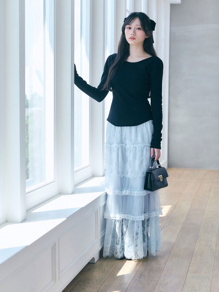 Knit ¥18,920　Skirt ¥25,300　Hair accessories ¥8,580　Bag (web limited) ¥15,400　Shoes ¥23,980