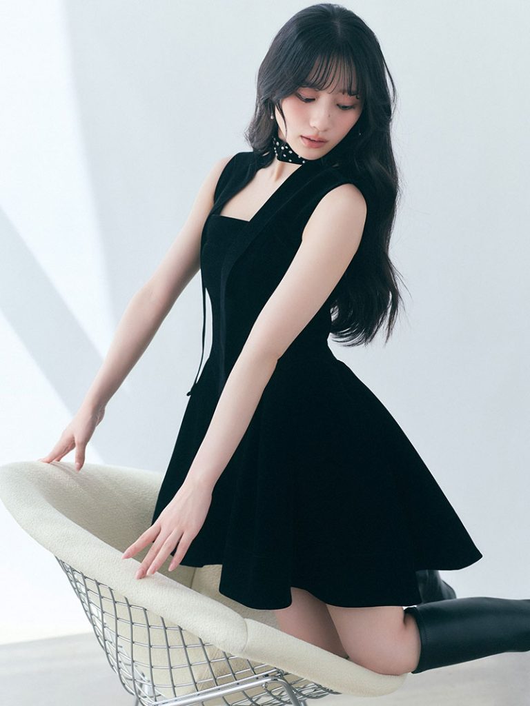 Dress ¥28,930　Shoes ¥23,980