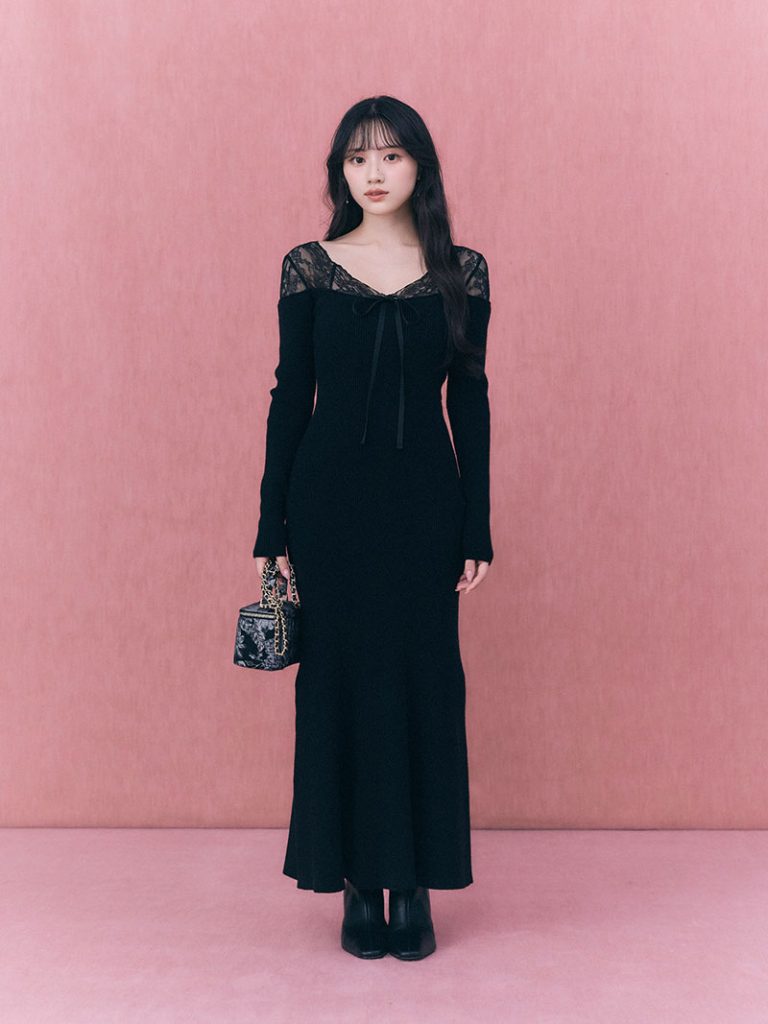 Dress ¥17,930　Pierced earrings ¥4,950　Bag ¥14,960　Shoes ¥23,980