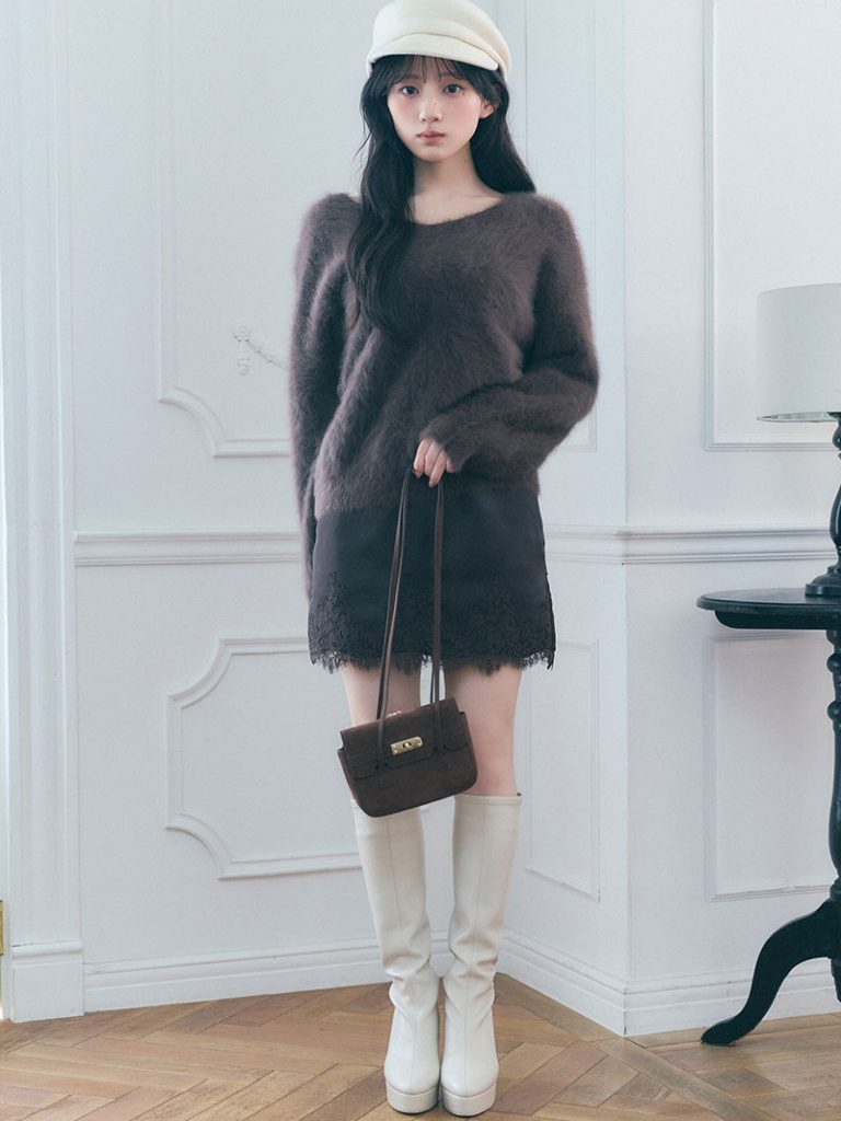 Coat ¥25,960　Knit ¥21,780　Pants ¥17,930　Hat ¥9,900　Gloves ¥4,950　Bag ¥13,970　Shoes ¥23,980