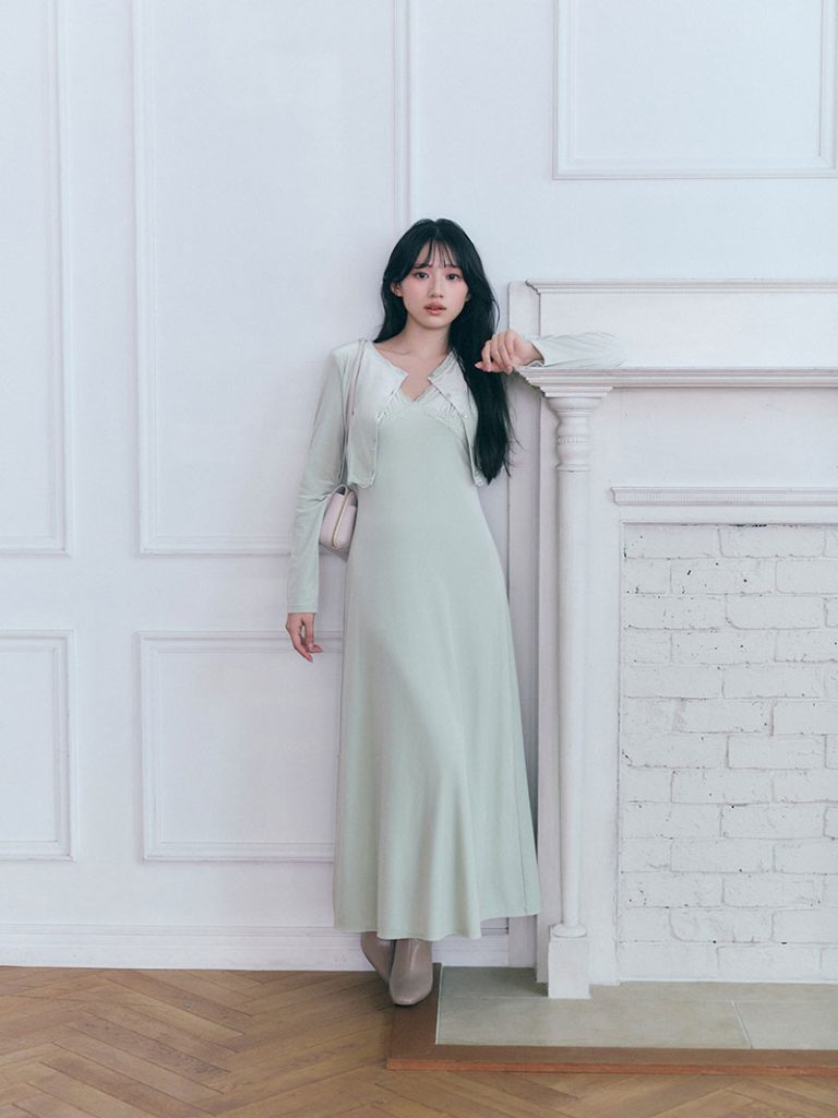 Dress ¥24,970　Bag ¥13,970　Shoes ¥23,980