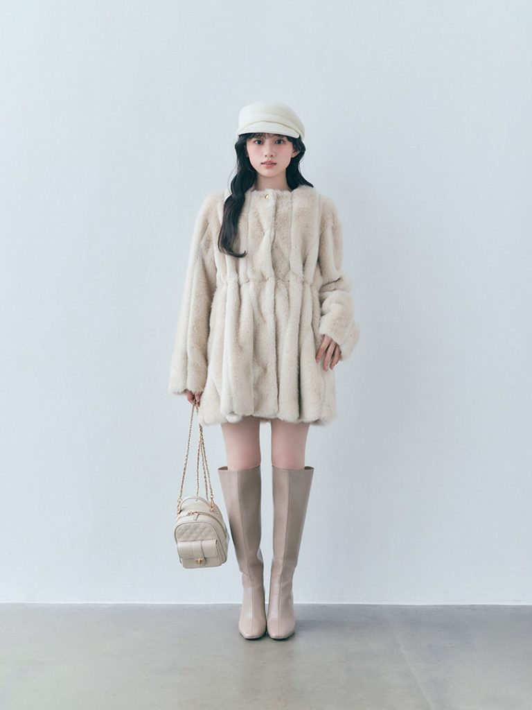 Coat ¥29,700　Hat ¥9,900　Bag ¥15,620　Shoes ¥23,980