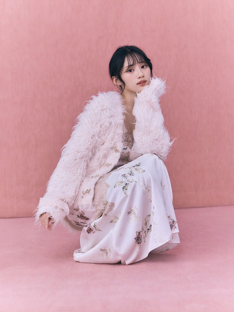 Cardigan ¥17,600　Dress ¥20,900　Shoes ¥23,980