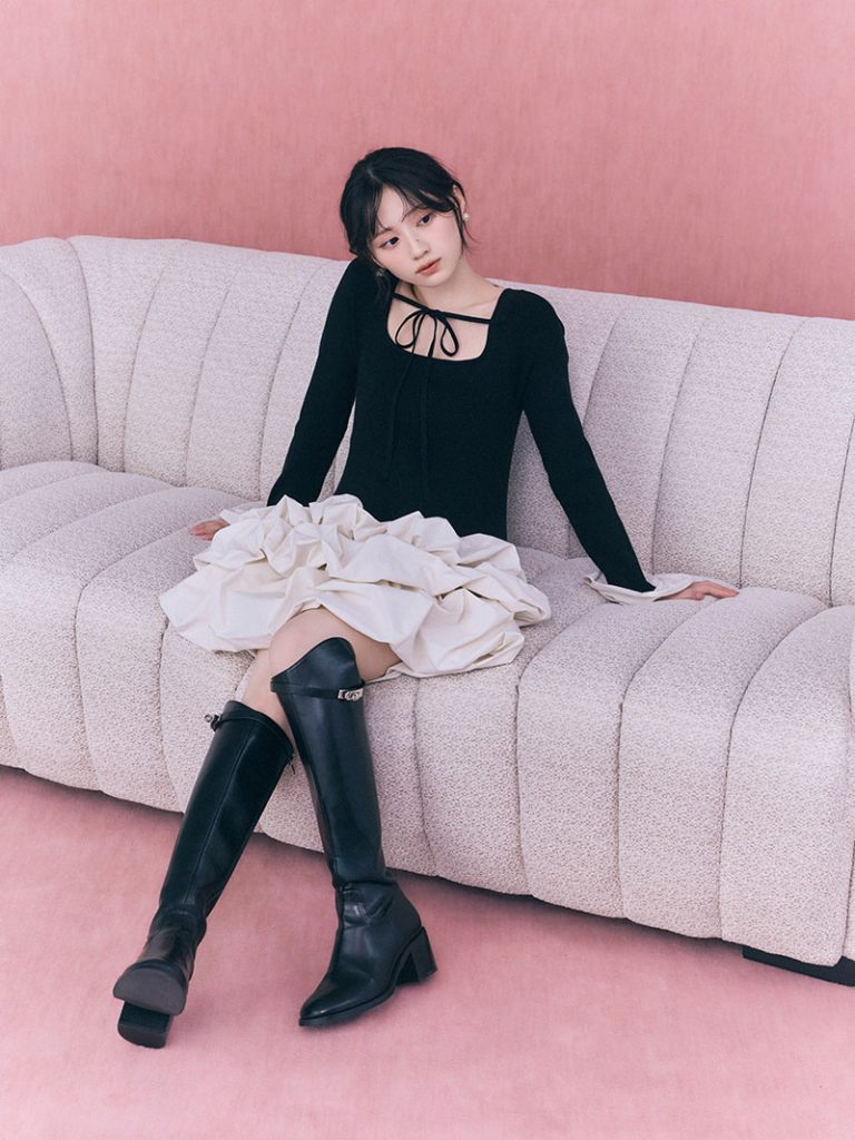 Dress ¥16,500　Pierced earrings ¥4,950　Shoes ¥24,200