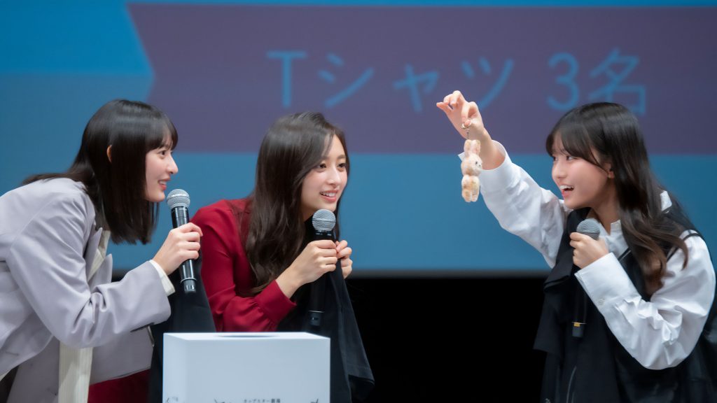ぬいぐるみに興味津々(?)の遠藤さくらと井上和
