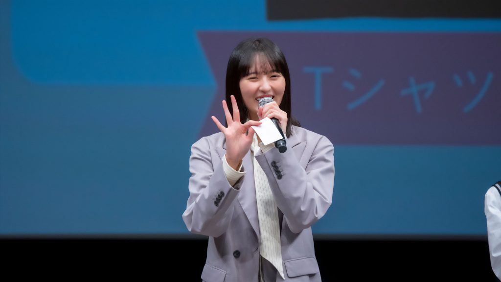 座席番号を読み上げる遠藤さくら
