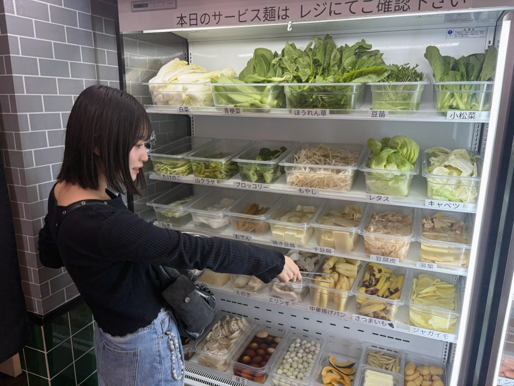 麻辣湯の食材を選ぶ須永さん