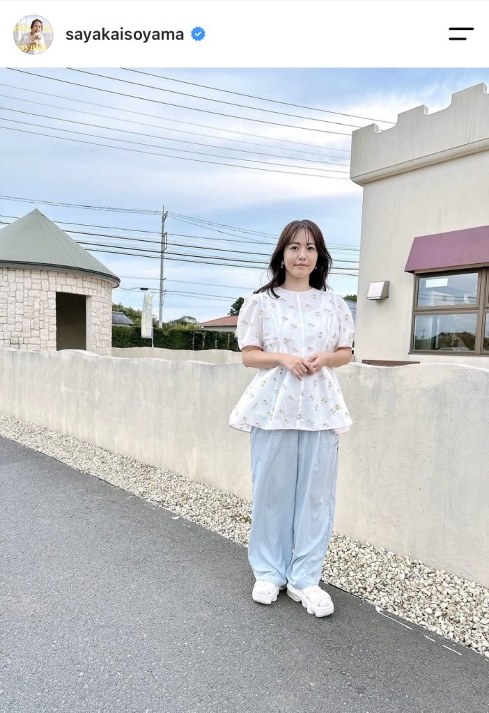 BSよしもと「向井長田のくるま温泉ちゃんねる」での爽やかな衣装姿