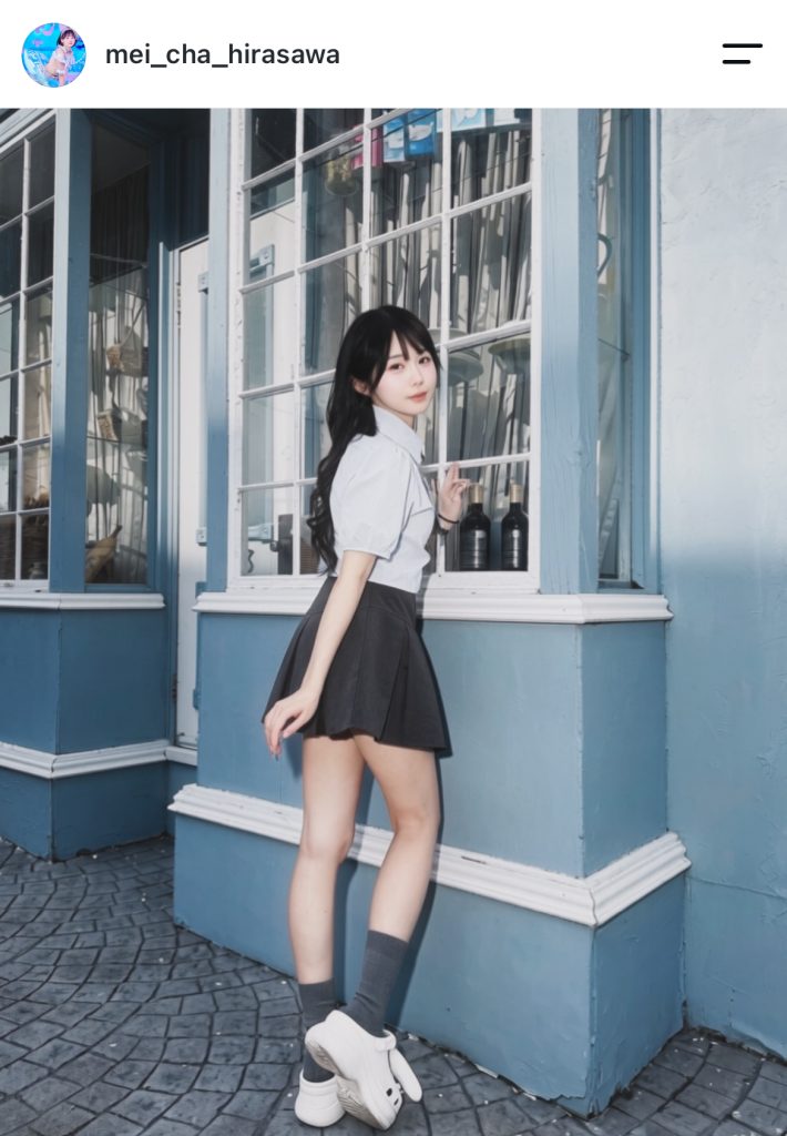 ミニスカ姿で美脚を披露