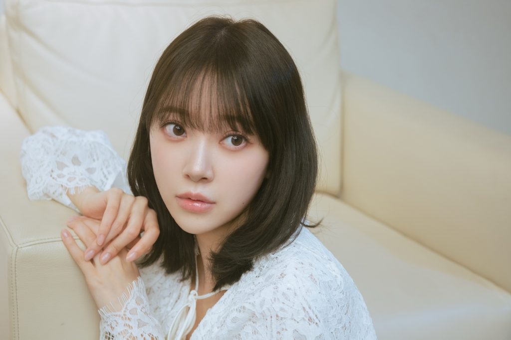 3rd写真集『深紅の余韻』を上梓した、堀未央奈