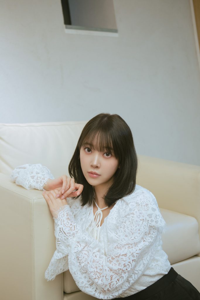 3rd写真集『深紅の余韻』を上梓した、堀未央奈