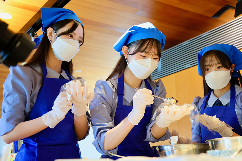 東大ハウスを訪問したAKB48 21期研究生