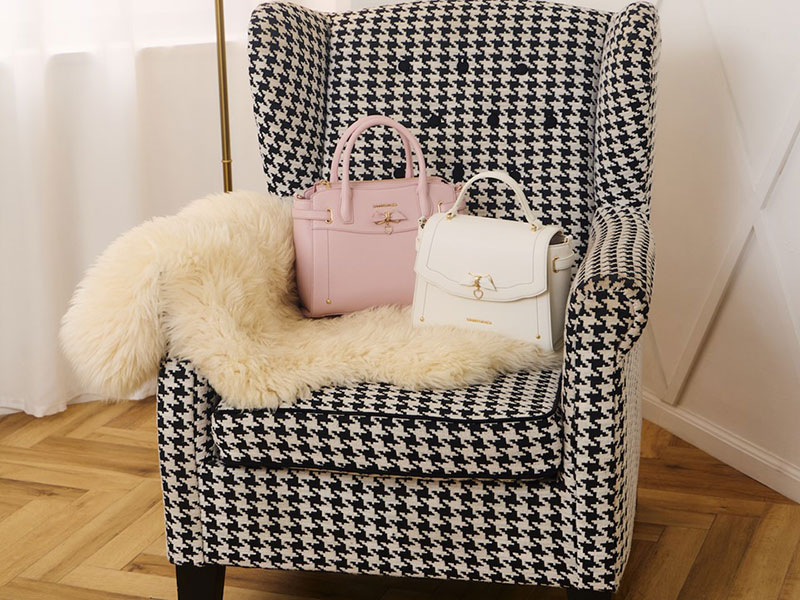 ショルダーバッグ：¥18,700‐/ハンドバッグ　¥16,280-(ホワイト・ピンク・ブラック)